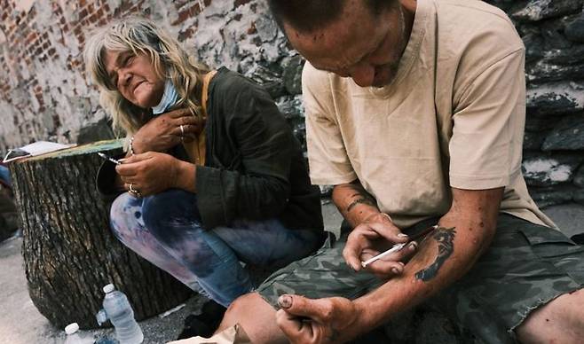 미국 필라델피아 거리에서 팔에 주사를 놓는 마약중독자들/사진=연합뉴스