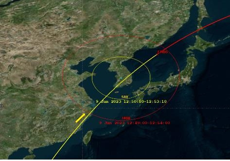 미국 지구관측위성 ERBS(Earth Radiation Budget Satellite)의 추락 예상 범위 내 한반도 통과 예측 궤적.(대전 중심 반경 500km(노란색)와 1000km(붉은색) 범위).[자료 제공 = 과기정통부]