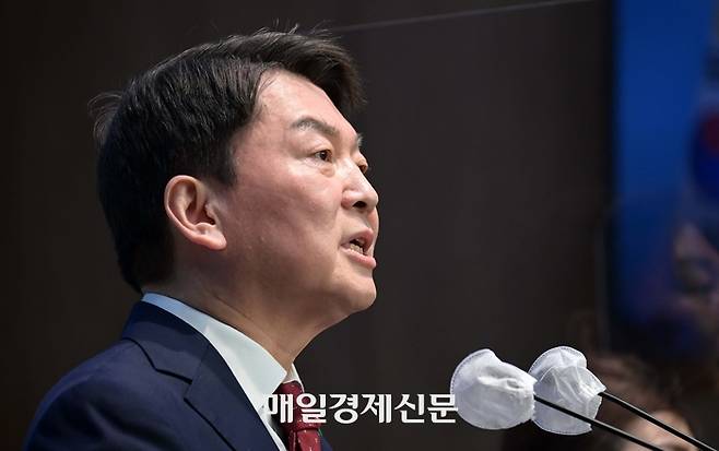 국민의힘 안철수 의원이 9일 오전 서울 여의도 국회 소통관에서 당대표 출마 기자회견을 하고 있다.  2023.1.9 [김호영기자]