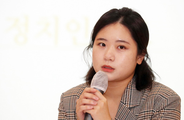 박지현 더불어민주당 전 비상대책위원장이 이재명 대표를 향해 혼자 검찰에 출석할 것을 촉구했다. 사진은 지난해 9월15일 서울 종로구 정부서울청사 별관에서 열린 '다른미래 시민아카데미'에서 '청년정치와 성평등 민주주의'를 주제로 강연을 하는 박 전 위원장. /사진=뉴스1