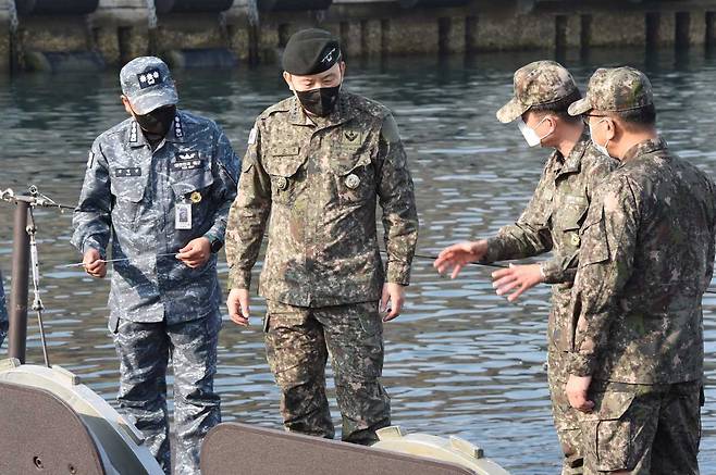 김승겸 합참의장이 9일 공중기동정찰사령부와 해군작전사령부, 잠수함사령부를 방문해 북한 도발에 대비한 작전태세를 점검했다. 김 의장이 도산안창호함을 찾아 현장에서 작전태세를 점검하고 있다. [합참 제공]