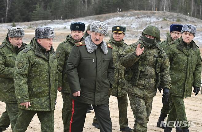 [오부즈레스노브스키] 알렉산드르 루카셴코 벨라루스 대통령(가운데)이 지난 6일(현지시간) 군 수뇌부들과 함께 오부즈-레스노브스키 연합 군사 훈련장을 시찰하고 있다. 2023.01.08.