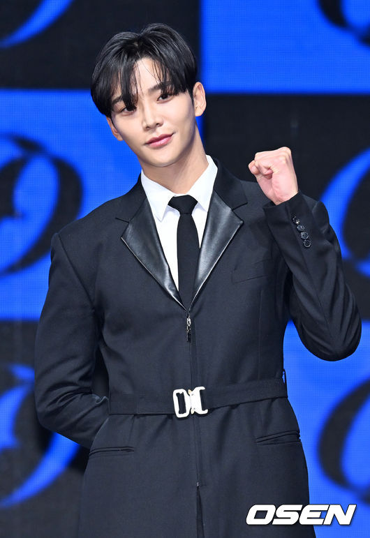 [OSEN=민경훈 기자]SF9 로운이 무대 위에서 포토타임을 갖고 있다. 2022.01.09 /rumi@osen.co.kr