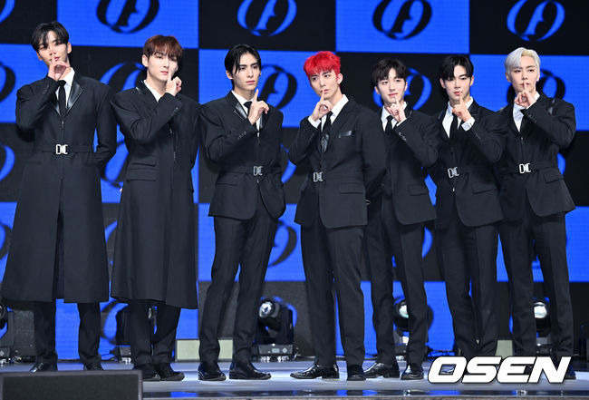 [OSEN=민경훈 기자]SF9이 무대 위에서 포토타임을 갖고 있다. 2022.01.09 /rumi@osen.co.kr