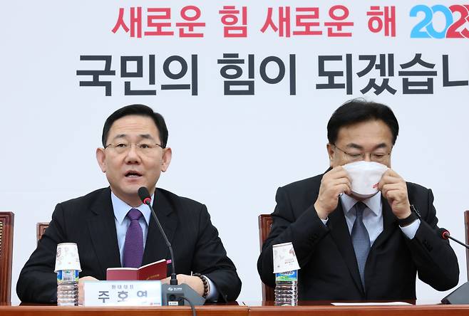 주호영 국민의힘 원내대표가 9일 오전 국회에서 열린 비상대책위원회의에서 발언하고 있다. 오른쪽은 정진석 비상대책위원장 ⓒ연합뉴스