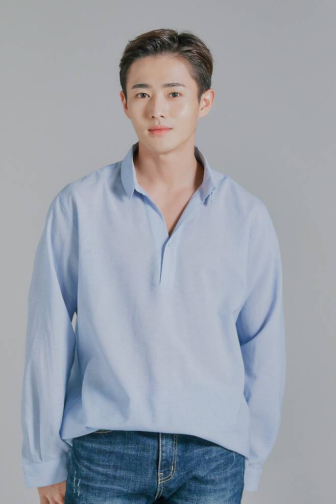 ▲ 신원호 프로필. 제공| 와이원엔터테인먼트
