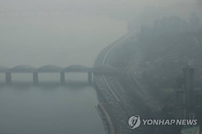 미세먼지 가득한 서울 시내 (서울=연합뉴스) 진연수 기자 = 서울을 비롯한 9개 시·도에 미세먼지 비상저감조치가 시행된 8일 서울 여의도 63스퀘어에서 바라본 서울 시내가 미세먼지로 뿌옇다. 2023.1.8 jin90@yna.co.kr