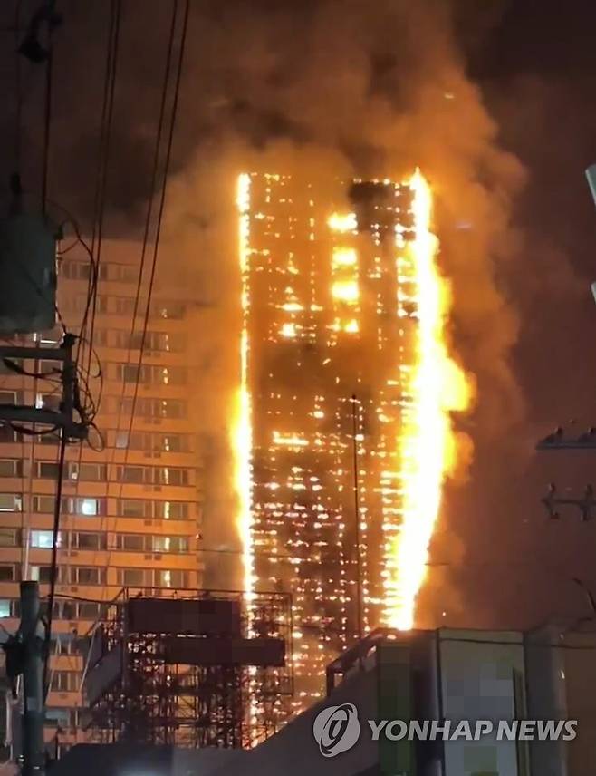 불길에 휩싸인 부산 도심 주차타워 (부산=연합뉴스) 9일 오전 부산 부산진구의 한 오피스텔 주차타워가 불길에 휩싸여 있다. 부산소방재난본부는 화재 발생 50분 만에 큰 불길을 잡았고, 인명피해는 없는 것으로 확인됐다고 설명했다. 2023.1.9 [독자 전진하 씨 제공·재판매 및 DB 금지] pitbull@yna.co.kr