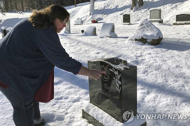 펜타닐 및 동물진정제 자일라진 과다복용으로 숨진 미국인 묘비 [AP 연합뉴스 자료사진. 재판매 및 DB 금지]
