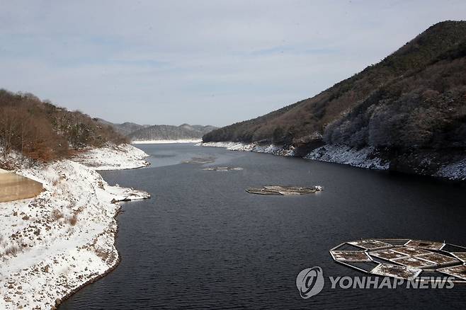 저수율 낮은 광주 식수원 동복댐 (화순=연합뉴스) 조남수 기자 = 광주ㆍ전남지역에 최근 사흘간 폭설이 쏟아졌다. 최고 40cm의 많은 양의 눈에도 극심한 가뭄을 겪는 광주와 전남의 저수율은 제자리에 머물렀다. 광주의 경우 적설량을 강수량으로 환산하면 13.9mm 정도인 것으로 나타났다. 사진은 눈이 그친 뒤에도 저수율이 27%가 채 안 되는 26일 전남 화순 동복댐. 2022.12.26 iso64@yna.co.kr