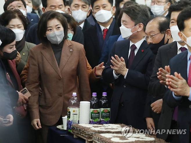 대구·경북 당원 만나는 안철수·나경원 (대구=연합뉴스) 김현태 기자 = 2일 오후 국민의힘 대구시당에서 열린 2023년 국민의힘 대구·경북 신년교례회에서 안철수 의원과 나경원 저출산고령사회위원회 부위원장이 당원들에게 인사하고 있다. 2023.1.2 mtkht@yna.co.kr