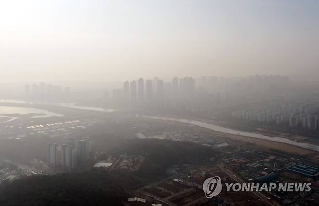 안개 낀 듯…미세먼지 가득 찬 인천 송도 (인천=연합뉴스) 윤태현 기자 = 인천지역의 미세먼지 농도가 '매우 나쁨' 수준을 보인 9일 오전 인천시 연수구 송도국제도시에 미세먼지가 가득 차 있다. 2023.1.9 tomatoyoon@yna.co.kr