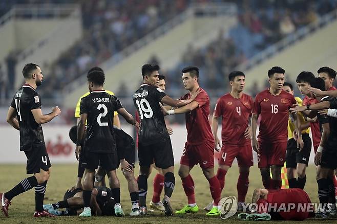 신경전을 펼치는 양 팀 선수들 [AP=연합뉴스]