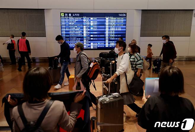 지난해 10월11일 (현지시간) 일본 도쿄 하네다 국제 공항에 도착한 승객들이 걸어가고 있다.. ⓒ News1 한병찬 기자