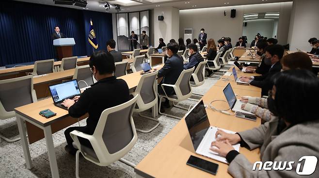 김성한 국가안보실장이 10일 오후 용산 대통령실에서 윤석열 대통령의 아랍에미리트(UAE) 국빈방문·다보스 포럼 순방 관련 브리핑을 하고 있다. 2023.1.10/뉴스1 ⓒ News1 안은나 기자