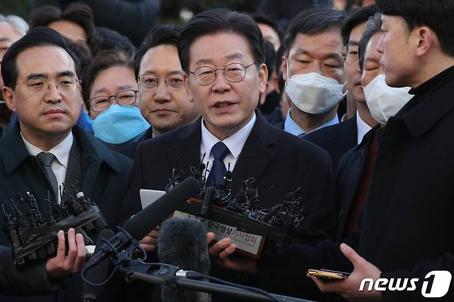 이재명 더불어민주당 대표가 성남FC 후원금 의혹 사건 관련 검찰 조사를 받기 위해 10일 오전 경기 수원지방검찰청 성남지청에서 출석하기 전 입장을 밝히고 있다. 제1야당 현직 대표가 검찰에 피의자 신분으로 출석하는 것은 헌정 사상 처음이다. 2023.1.10/뉴스1 ⓒ News1 사진공동취재단