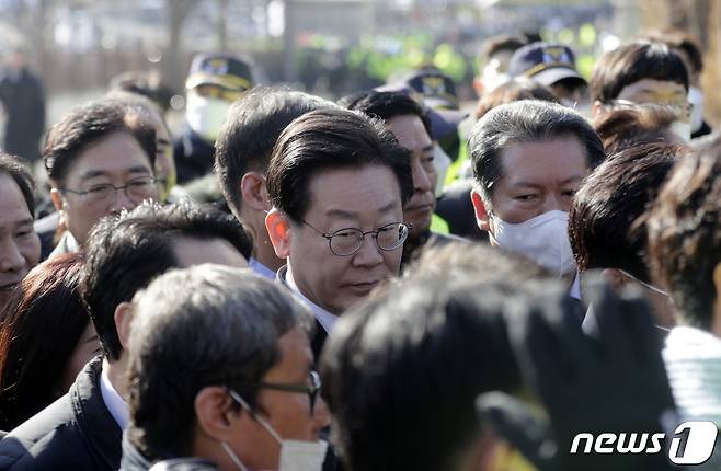 이재명 더불어민주당 대표가 성남FC 후원금 의혹 사건과 관련 검찰 조사를 받기 위해 10일 오전 경기 수원지방검찰청 성남지청에 출석하고 있다. 제1야당 현직 대표가 검찰에 피의자 신분으로 출석하는 것은 헌정 사상 처음이다. 2023.1.10/뉴스1 ⓒ News1 사진공동취재단