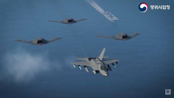 KF-21 '보라매' 전투기(맨 앞)과 무인 전투기(개발명 '가오리-X') 편대 컴퓨터그래픽. 가오리-X는 한국 국방과학연구소가 스텔스에 대한 해석과 측정 능력을 확보하고 연구시설을 바탕으로 스텔스 무인전투기 기술시범기 과제를 수행하여 2015년 초도비행에 성공했다. 2017년부터 2차 기술시범기 사업을 진행 중이며, 해당 시범기 사업을 통해 스텔스성능 향상, 비행성능 향상 및 스텔스 무인전투기 운영개념연구 등을 수행하고 있다. KF-21과 함께 비행하는 영상. 사진=방위사업청 제공. /방위사업청 제공