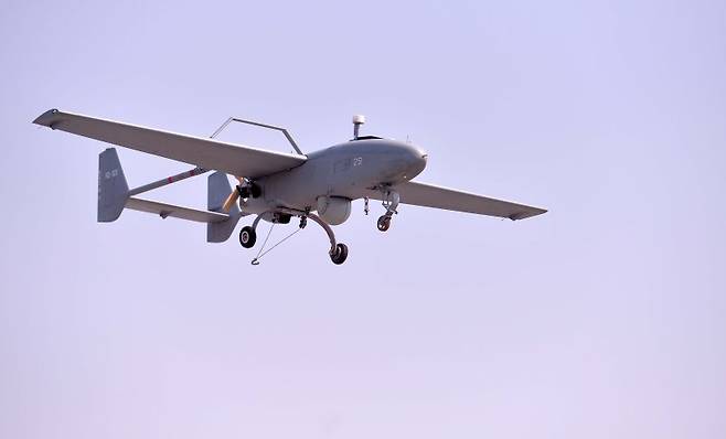 우리 무인기로는 처음으로 MDL을 넘어간 송골매는 2000년 우리가 자체 개발한 무인 정찰기다. 2005년 전력화됐는데 최대 6시간 동안 반경 80~110km에서 작전을 수행할 수 있다. 지상에 있는 조종사가 실시간으로 모니터를 보며 조종하는 방식이다. /뉴스1