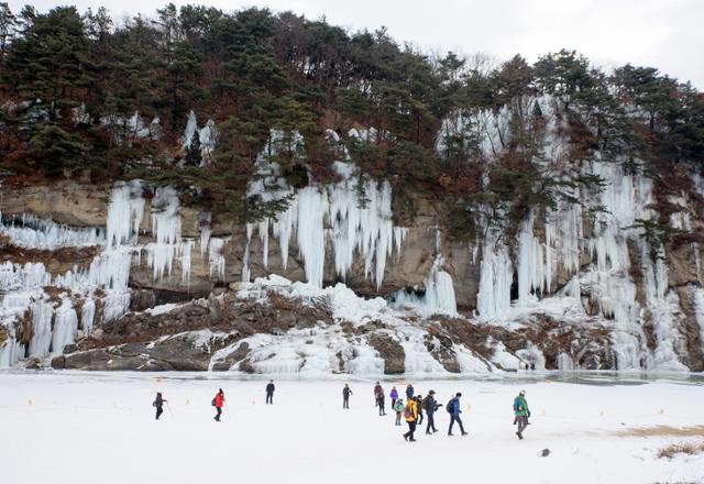 꽁꽁 얼어붙은 강 위를 걷는 철원 한탄강 얼음트레킹 축제. 강원관광재단 제공