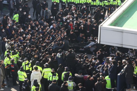 이재명 더불어민주당 대표가 성남FC 후원금 의혹 사건과 관련 검찰 조사를 받기 위해 10일 오전 경기 수원지방검찰청 성남지청에 출석하고 있다.   제1야당 현직 대표가 검찰에 피의자 신분으로 출석하는 것은 헌정 사상 처음이다. 뉴스1