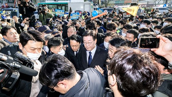 이재명 더불어민주당 대표가 성남FC 후원금 의혹 관련 검찰 조사를 받기 위해 10일 오전 경기 수원지방검찰청 성남지청에 출석하고 있다. 뉴스1