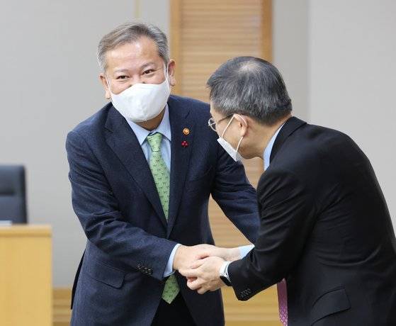 이상민 행정안전부 장관이 10일 세종시에서 한덕수 국무총리 주재로 열린 국무회의에 참석해 이종호 과기정통부 장관과 인사하고 있다. 연합뉴스