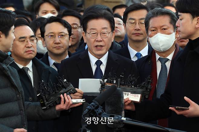 이재명 더불어민주당 대표가 ‘성남FC 후원 의혹’과 관련해 10일 수원지검 성남지청에 출석하고 있다. 사진공동취재단