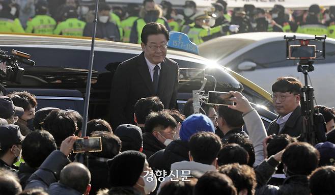 이재명 더불어민주당 대표가 10일 오전 경기 성남시 수원지검 성남지청 들머리에 주차된 차에서 내리고 있다. /사진공동취재단