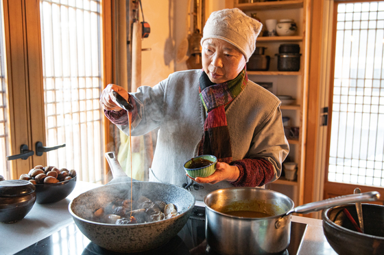 Monk Jeong Kwan does not follow any recipes. After considering the season and condition of the ingredients, she relies on her intuition when cooking. [JOONGANG ILBO]