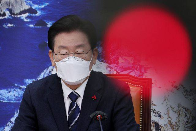 '성남FC 후원금 의혹' 사건 관련 검찰 출석을 하루 앞둔 더불어민주당 이재명 대표가 9일 오전 국회에서 열린 최고위원회의에 참석하고 있다. 연합뉴스