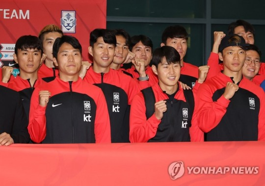 12년 만의 월드컵 16강 진출을 이룬 한국 축구대표팀이 지난달 7일 오후 인천국제공항을 통해 귀국, 파이팅을 외치며 기념촬영하고 있다. [연합뉴스 자료사진]