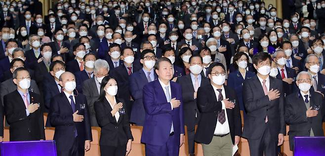 윤석열 대통령이 10일 경기도 과천시 국립과천과학관 어울림홀에서 열린 ‘2023년 과학기술인ㆍ정보방송통신인 신년인사회’에서 국기에 경례를 하고 있다. 2023.1.10 [대통령실통신사진기자단]