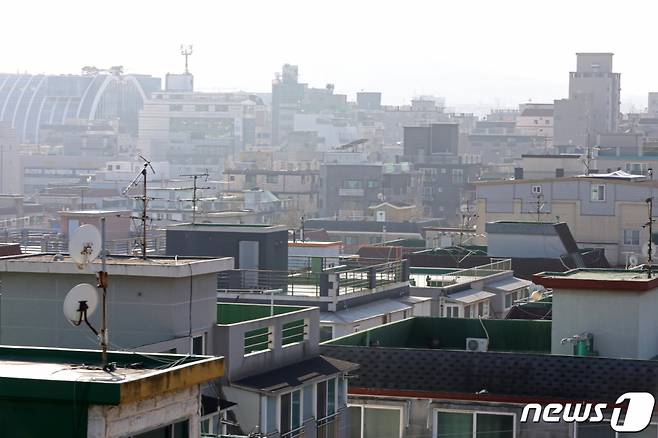 (서울=뉴스1) 이승배 기자 = 이른바 '빌라왕' 등 전세 사기 피해로 보증금을 돌려받지 못하는 세입자들이 속출하는 가운데 지난해 11월 기준 주택도시보증공사(HUG)가 파악한 상위 30위 전세보증금반환보증 집중 관리 다주택 채무자(악성 임대인)의 지역별 통계에 따르면, 서울 강서구 화곡동에서 발생한 전세금 미반환 사고가 737건으로 압도적 1위를 차지했다. 이는 서울 전 지역 사고의 41%를 차지한다.  사진은 9일 서울 강서구 화곡동의 빌라 밀집 지역. 2023.1.9/뉴스1  Copyright (C) 뉴스1. All rights reserved. 무단 전재 및 재배포 금지.