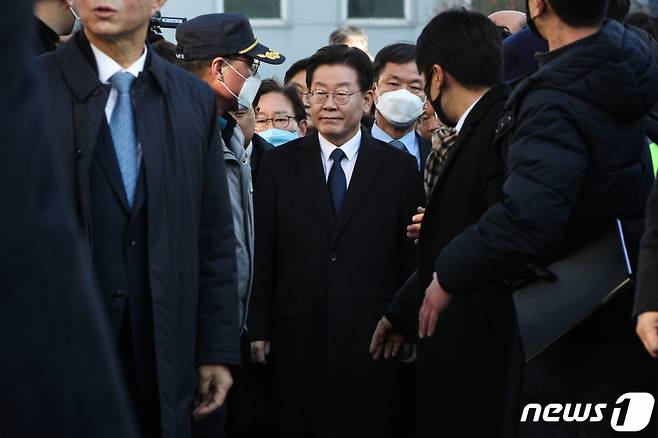 이재명 더불어민주당 대표가 성남FC 후원금 의혹 사건 관련 검찰 조사를 받기 위해 10일 오전 경기 수원지방검찰청 성남지청에 출석하고 있다. 제1야당 현직 대표가 검찰에 피의자 신분으로 출석하는 것은 헌정 사상 처음이다. /사진=뉴스1.