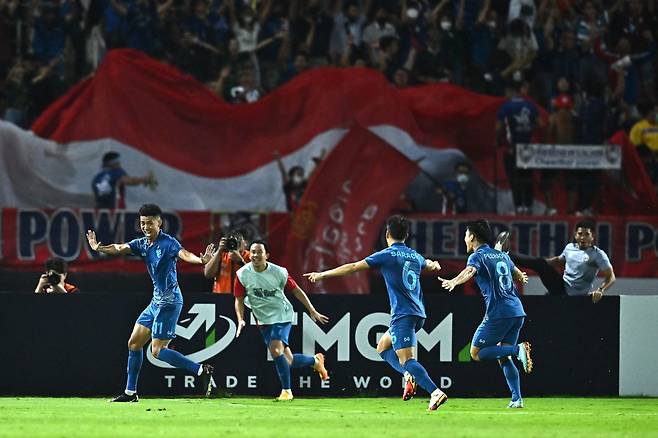 태국의 보딘 팔라(왼쪽 끝)가 골을 터뜨린 뒤 기뻐하고 있다./AFP