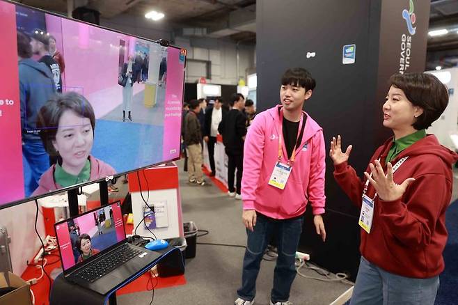 [서울=뉴시스] 김선웅 기자 = 이영 중소벤처기업부 장관이 6일(현지시간) 미국 라스베이거스에서 열린 CES 2023에서 K-스타트업관 참여기업들을 방문해 격려하고있다. (사진=중소벤처기업부 제공) 2023.01.07. photo@newsis.com *재판매 및 DB 금지