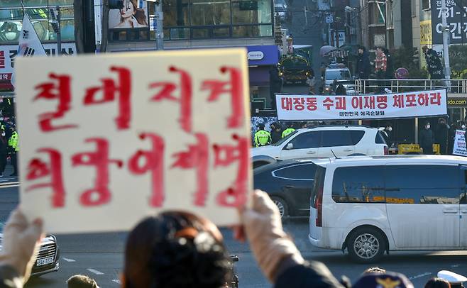 [성남=뉴시스] 사진공동취재단 = 10일 오전 성남시 수원지방검찰청 성남지청 앞 인도에서 이재명 더불어민주당 대표의 검찰 출석을 앞두고 지지자들과 보수 성향 시민단체들이 집회를 하고 있다. photo@newsis.com