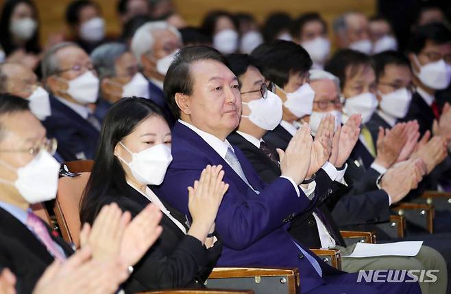 [과천=뉴시스] 홍효식 기자 = 윤석열 대통령이 10일 경기 국립과천과학관에서 열린 과학기술인·정보방송통신인 신년인사회에서 박수를 치고 있다. 2023.01.10. yesphoto@newsis.com