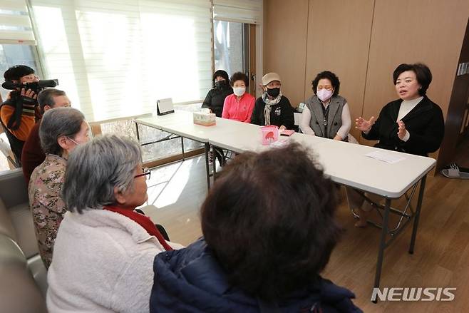 신계용 시장(사진 오른쪽 첫번째) 어르신들과 만남 현장.