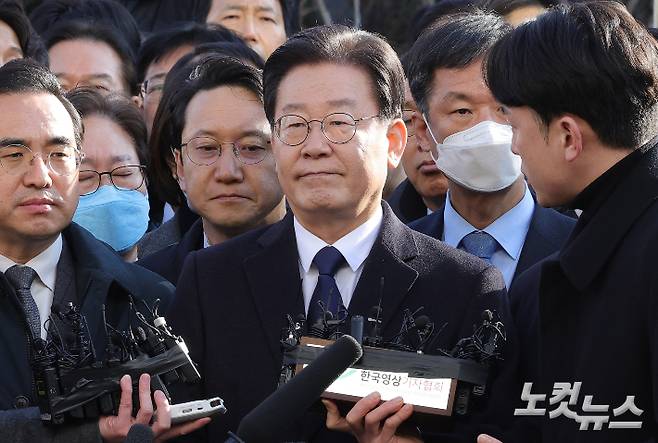 이재명 더불어민주당 대표가 10일 경기도 성남지청에 성남FC 후원금 의혹과 관련해 출석하고 있다. 성남=사진공동취재단