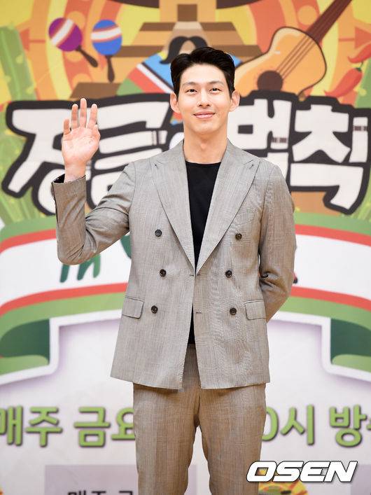 [OSEN=지형준 기자] 17일 오후 서울 목동 SBS에서 열린 '정글의 법칙 in 멕시코' 기자간담회에서 배우 최정원이 참석해 포즈를 취하고 있다. /jpnews@osen.co.kr