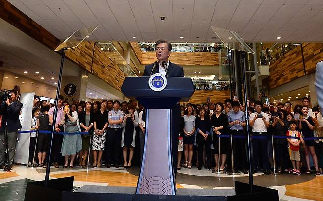 2017년 8월 문재인 대통령이 서울성모병원에 방문해 건강보험 보장 강화 정책을 발표하고 있다. ⓒ연합뉴스