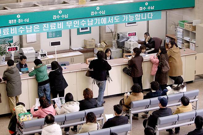 한국은 연평균 1인당 의사 방문 건수가 16.6건(2017년 기준)으로 OECD 1위다. ⓒ시사IN 윤무영