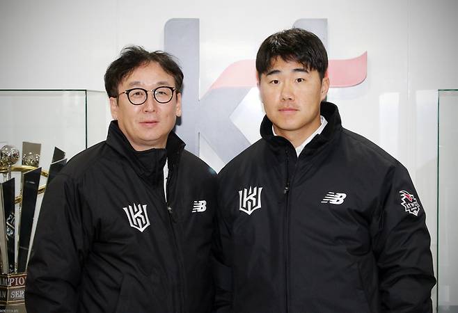 내야수 신본기(오른쪽)가 10일 KT와 FA 계약 뒤 나도현 KT 단장과 기념 촬영하고 있다. KT 위즈 제공