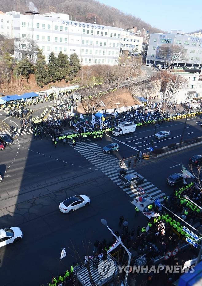 이재명 검찰 출석 맞춰 대규모 찬반집회 (성남=연합뉴스) 이재명 더불어민주당 대표가 이른바 '성남FC 후원금 의혹' 사건 조사를 받기 위해 검찰에 출석하는 오는 10일 수원지검 성남지청 앞에서 이 대표 지지자 측과 보수 성향 시민단체들의 대규모 맞불 집회가 열리고 있다. 2023.1.10 [사진공동취재단] photo@yna.co.kr