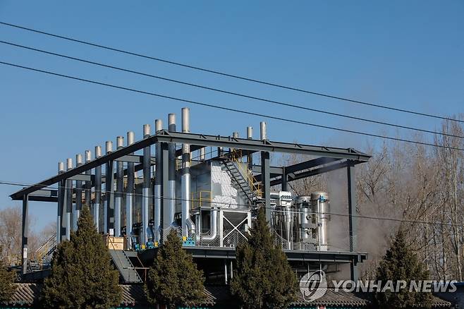 연기 피어오르는 중국 베이징 화장장 [베이징 EPA=연합뉴스 자료사진] 이달 4일 중국 베이징의 한 화장장 굴뚝에서 연기가 나오고 있다.
 베이징에서는 최근 코로나19 사망자가 급증해 영안실과 화장장 등 장례 시스템이 사실상 마비상태에 처해 있다. 2023.01.04 photo@yna.co.kr