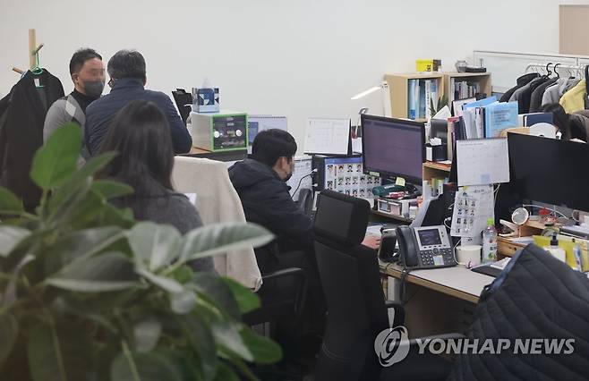 압수수색 중인 용산구청 홍보담당관실 (서울=연합뉴스) 박동주 기자 = 이태원 참사와 관련해 일부 피의자의 신병을 넘겨받은 검찰이 보강수사에 본격 착수했다. 서울서부지검은 10일 오전 용산경찰서와 용산구청·서울경찰청·경찰청 등 10곳을 압수수색했다.     
    사진은 이날 오전 압수수색 중인 용산구청 홍보담당관실 내 수사관(왼쪽)들의 모습. 2023.1.10 pdj6635@yna.co.kr