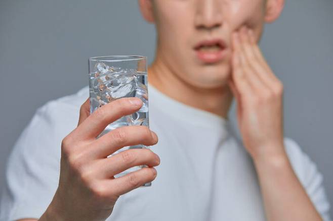 치아에 통증이 있을 때 냉찜질이 도움이 되는 경우와 그렇지 않은 경우가 있다. [사진=게티이미지뱅크]