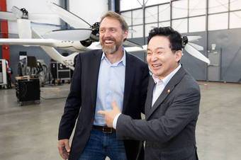 원희룡 국토교통부 장관이 미국 새너제이에 위치한 UAM 기체 제작사 ‘조비 에비에이션’을 방문해 조벤 비버트 조비 최고경영자(CEO)와 기념사진을 찍고있다. /국토부 제공